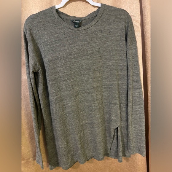 Roots. Light material. Woman’s size large - Picture 1 of 2